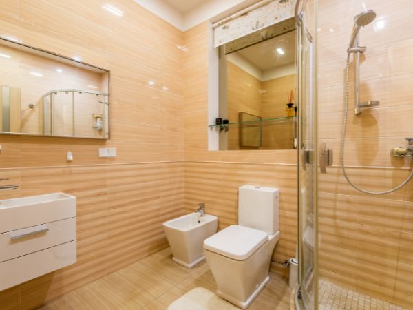 Wygodna i stylowa kabina prysznicowa z brodzikiem - idealne rozwiązanie dla Twojej łazienki!